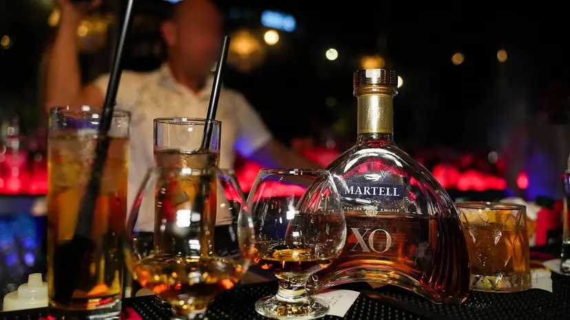 Gece 360 İstanbul barında konyak ve uzun içecekler