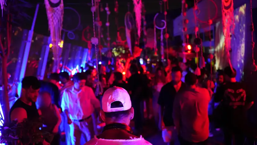 Dolu dans pistinin üzerinde neon ışıklar