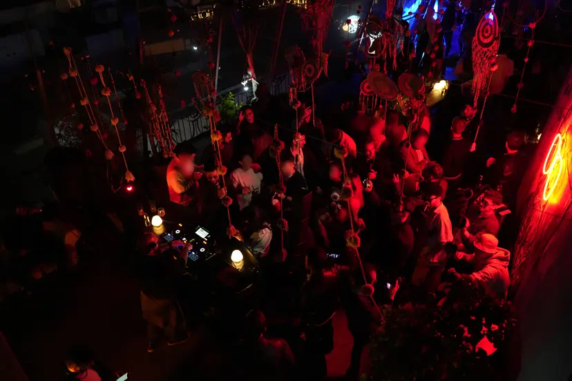 360 İstanbul'da kırmızı ışık altında dans eden kalabalık