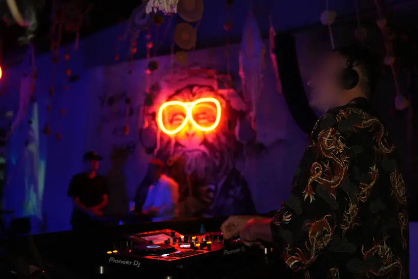 360 İstanbul'da parlayan neon duvarın önünde DJ