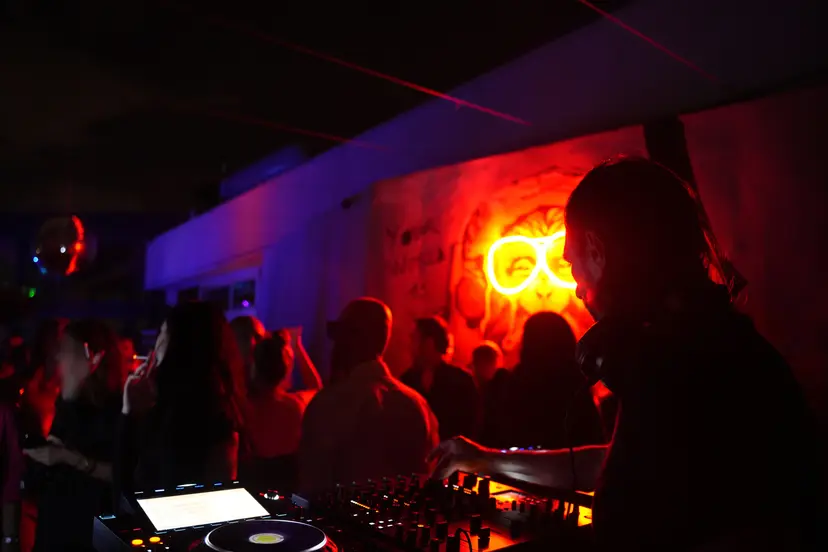 Kırmızı ışıkla aydınlanan DJ kabini