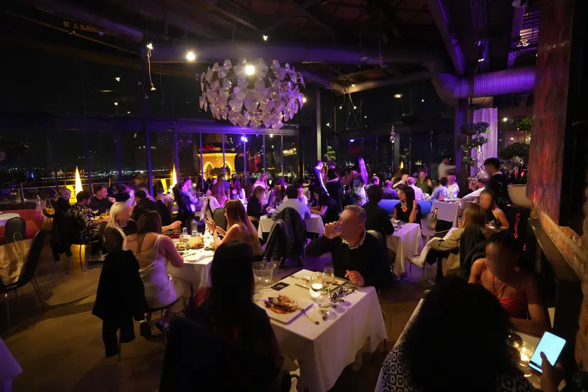 Hareketli bir akşamda dolu 360 İstanbul restoranı