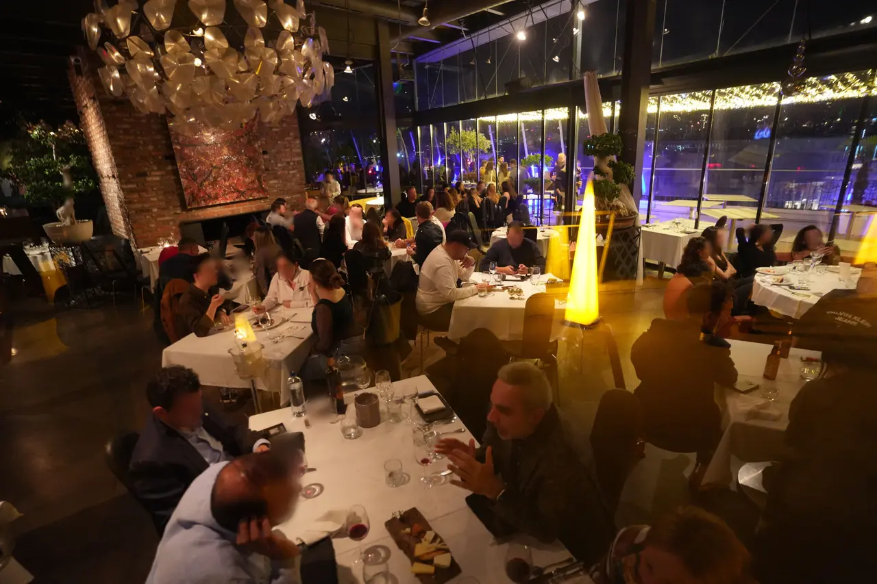 360 İstanbul restoranında beyaz örtülü masalarda misafirler