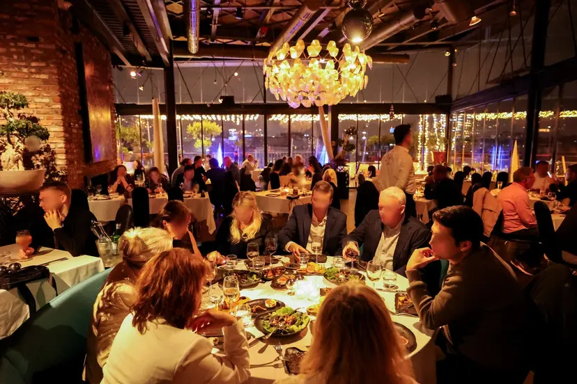 360 İstanbul'da yuvarlak masada akşam yemeği paylaşan bir grup