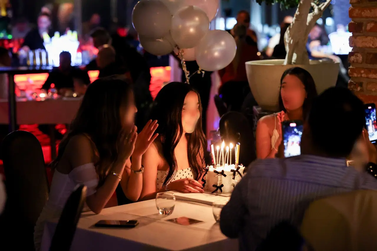 360 İstanbul'da pasta ve mumlarla doğum günü kutlaması