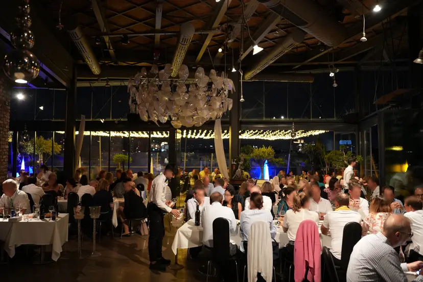 360 İstanbul restoranını dolduran büyük bir grup yemeği