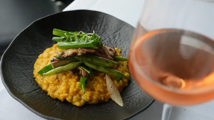 Yeşilliklerle tamamlanan safranlı risotto ve roze