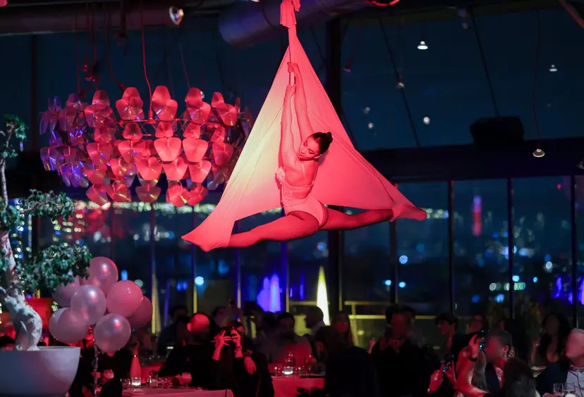 Restoranın üzerinde havada ipek dansı performansı