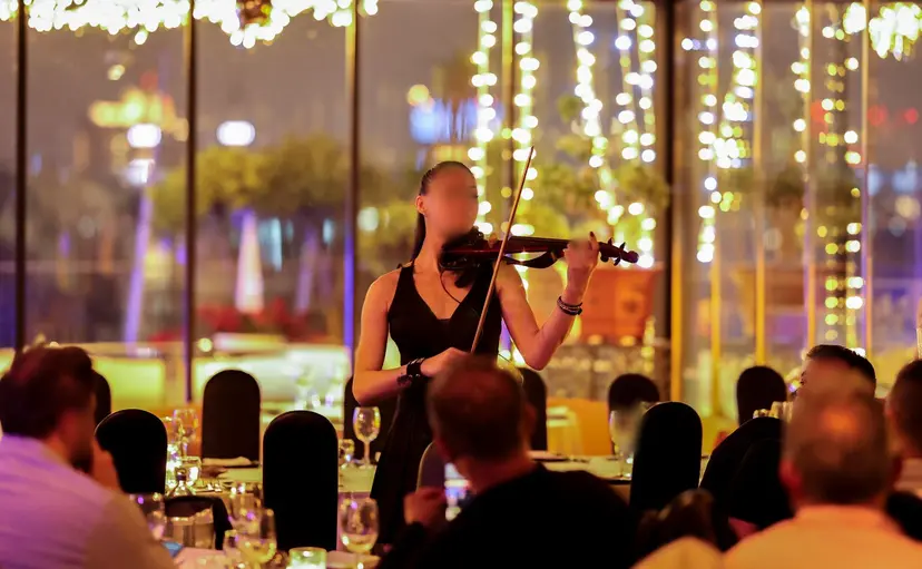 360 İstanbul'da akşam yemeği sırasında canlı keman performansı