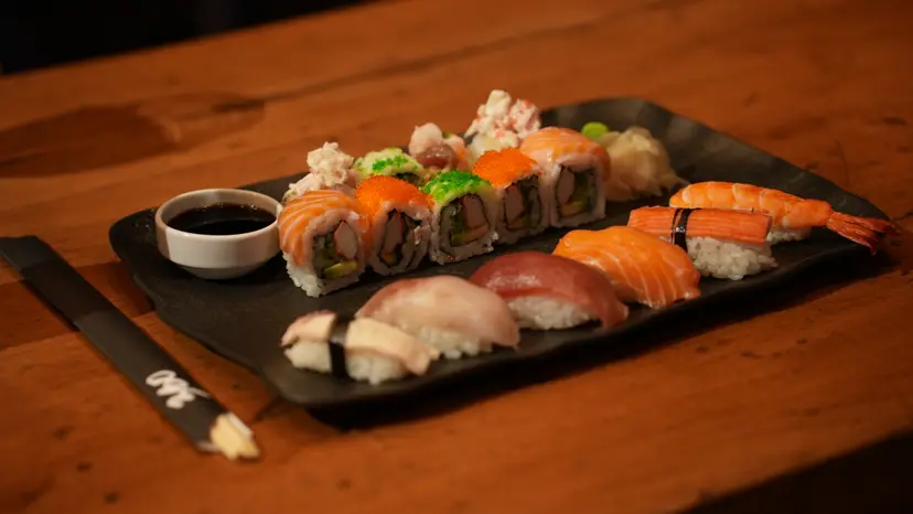 Ahşap masada suşi ve nigiri tabağı