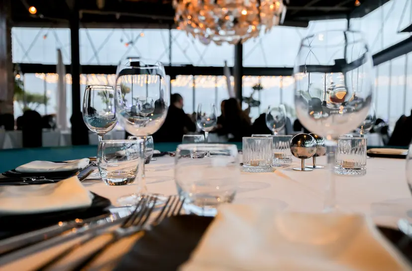 360 İstanbul'da pencere kenarında kurulmuş masa ve kadehler