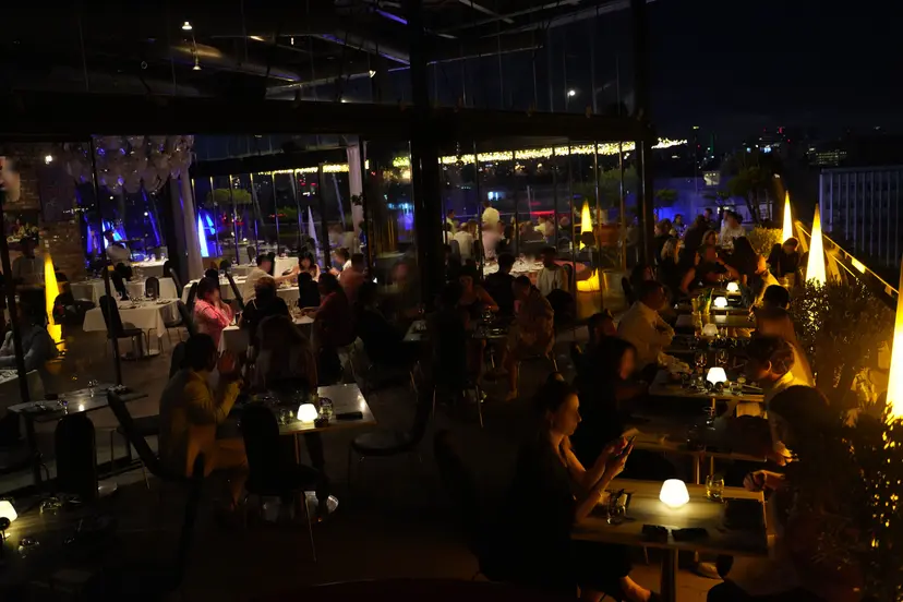 Masa lambalarıyla aydınlanan 360 İstanbul terası