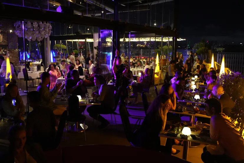 360 İstanbul terasında bir akşam performansı